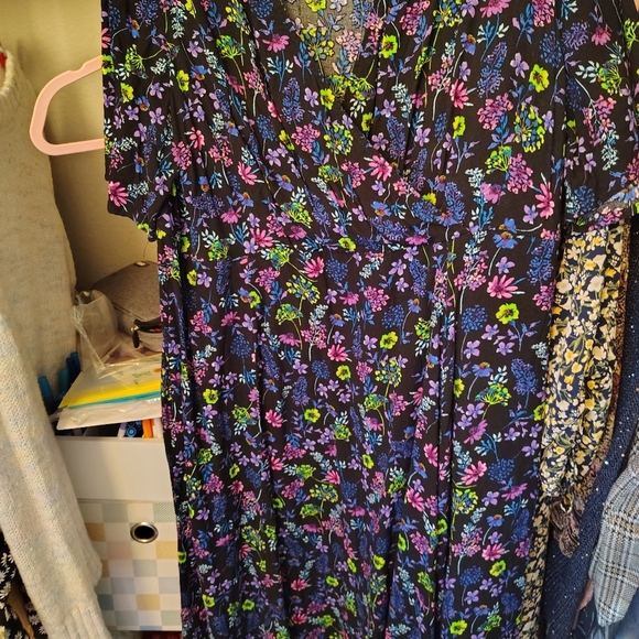 Dark Blue Dress with flowers/short sleeves size 20 (runs small) madeby Simply Be - Picture 8 of 9